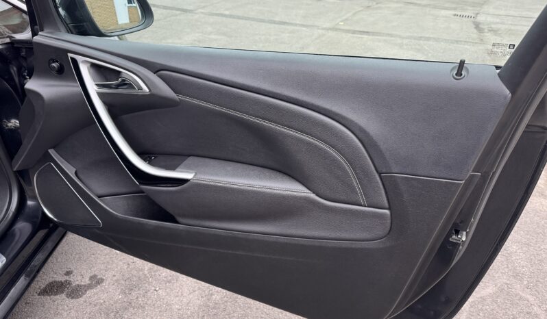 Vauxhall Astra GTC 2.0 CDTi SRi Euro 5 (s/s) 3dr full
